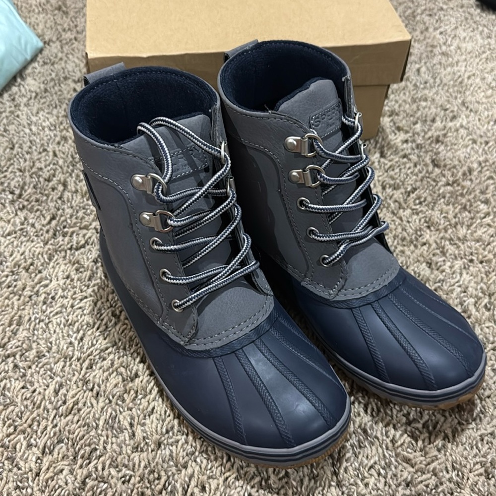 Boots Sperry bowline boot navy/grey size 3 NWT.